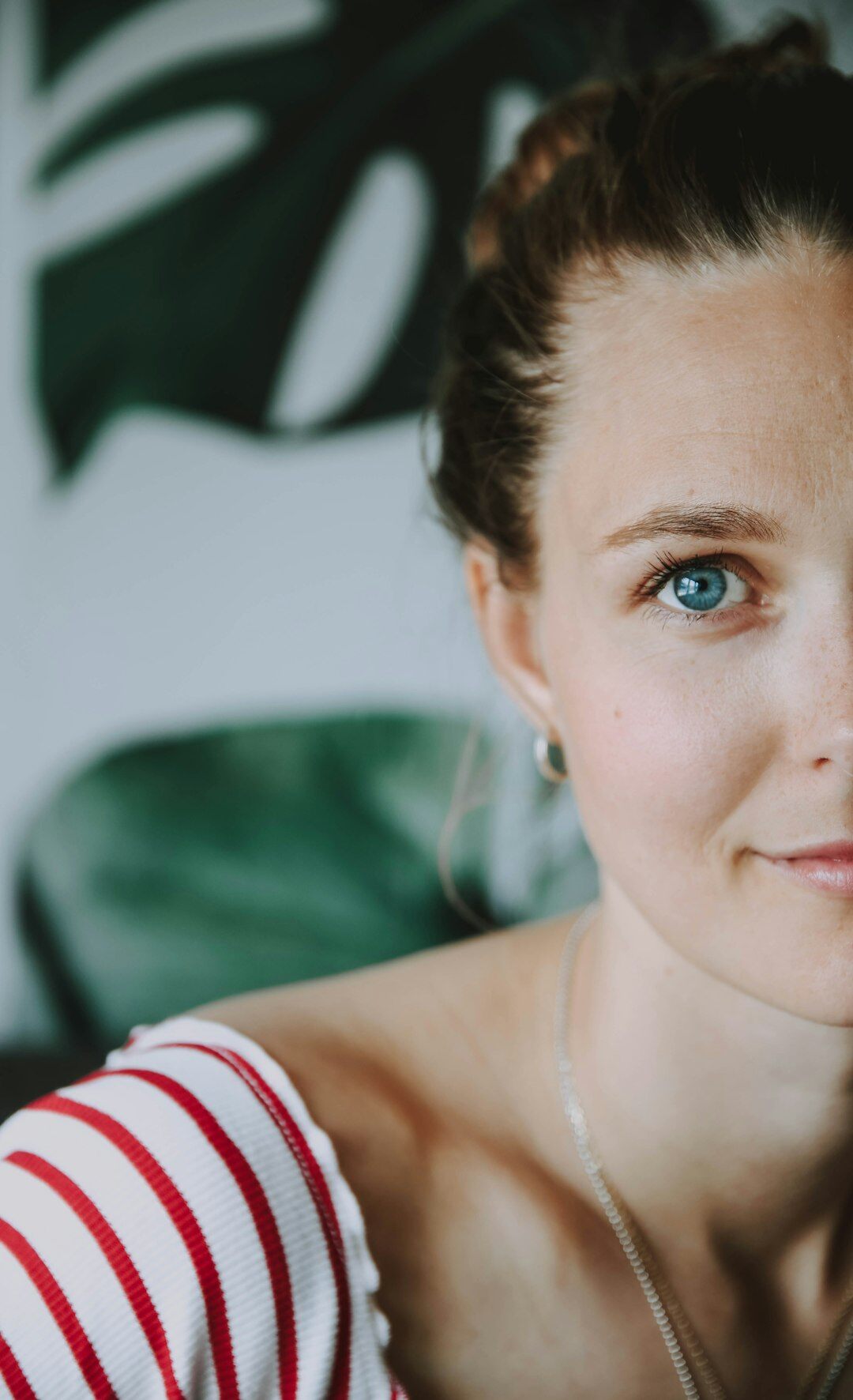 Portrait of a Uruguayan female editor in her thirties