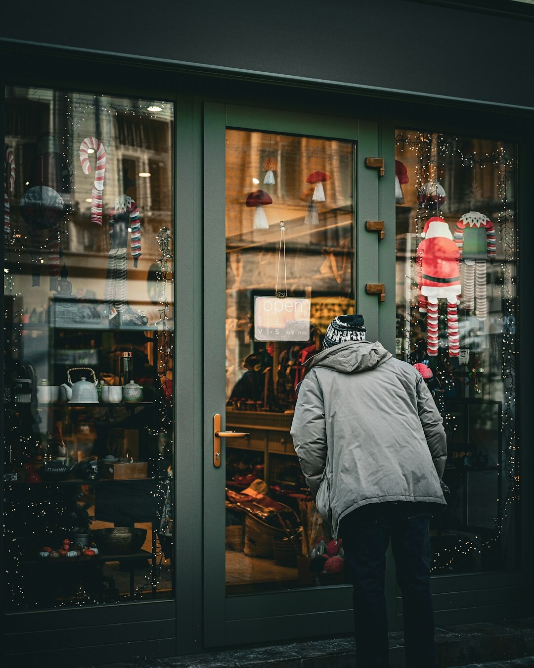 detective in retail store